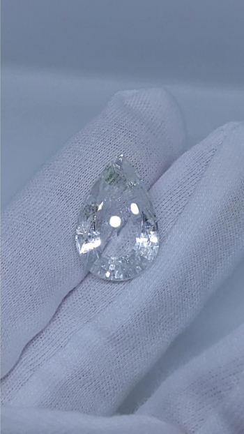 18 carats pear cut clear white quartz