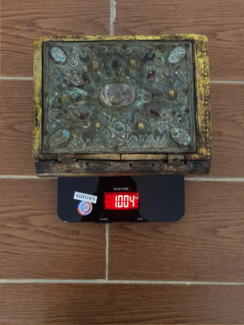 ÙƒØªØ§Ø¨ Ø¹Ù…Ø±Ù† 700 Ø³Ù†Ø© Ù…ÙƒØªÙˆØ¨ Ø¨Ø§Ù„Ø¹Ø¨Ø±ÙŠØ© Ø¨Ù…Ø§Ø¡ Ø§Ù„Ø°Ù‡Ø¨ ÙˆØºÙ„Ø§ÙÙ‡ Ù…Ø²Ø¨Ù† Ø¨Ø§Ù„Ø§Ø­Ø¬Ø§Ø± Ø§Ù„ÙƒØ±ÙŠÙ…Ø©. ÙŠØ¹ØªØ¨Ø± Ø§Ù†Ø¯Ø