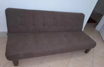 كنب بني يفتح سرير