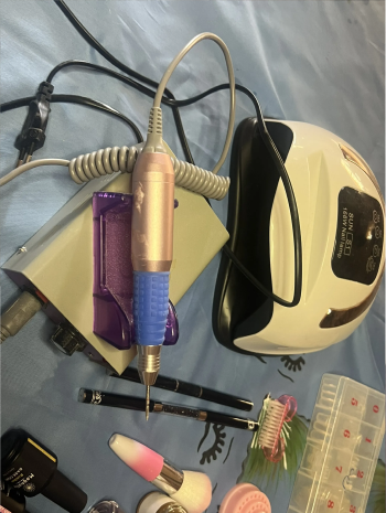 أغراض أظافر مستعملة