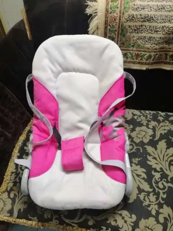 كرسي اطفال قابل للطى أكثر من زاوية.