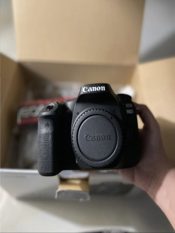 كاميرا canon EOS 90D للبيع بحالة ممتازة مع عدسة 18-135mm