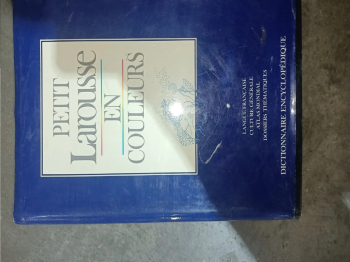 قاموس لاروس بالالوان