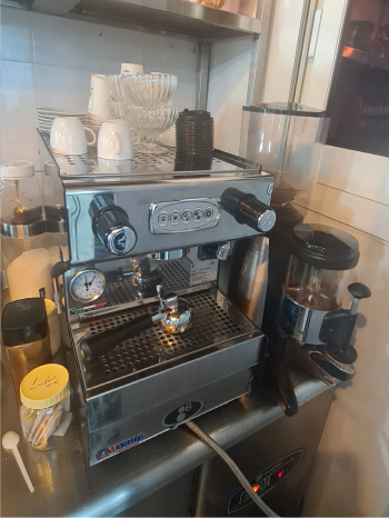 اغراض مطعم للبيع استعمال اقل من شهر واحد فقط/ ماكينة لكسبريسو مع الخلاط ماكينة فرم 