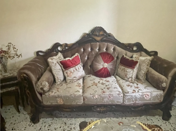 صالون بحالة جيدة جدًا ،4 صغار و 2 كبار و طاولة و ممكن بيع البرادي ايضا .