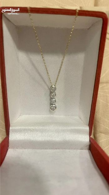 سلسلة من الذهب مرصع بالألماس