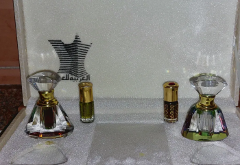 شنطة عود من العربية للعود تحتوي على دهن كمبودي وورد طائفي و وقية عود ماليزي