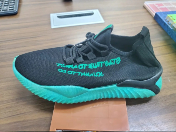 للبيع أحذية صناعة الصين 10 ألاف قطعة مطلوب 3 دولار أقل كمية للبيع 1000 قطعة