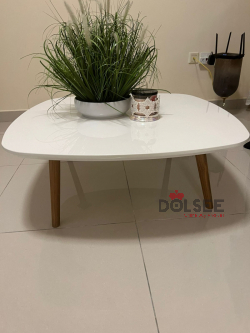 طاولة وسط لون ابيض بحالة ممتازة 
