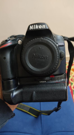 للبيع بودي فقط كاميرا نيكون d3200 بحاله شبه جديدة +بتري جريب + 2 بطارية بالكرتونة شاتر 