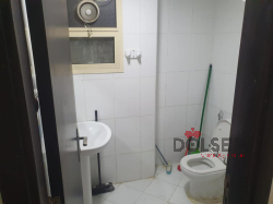 غرفة و صالة مع حمامين