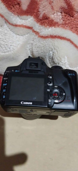 Canon معاها الشنطه والشاحن كارت ميموري 8 جيجا ومعاها الحزام
