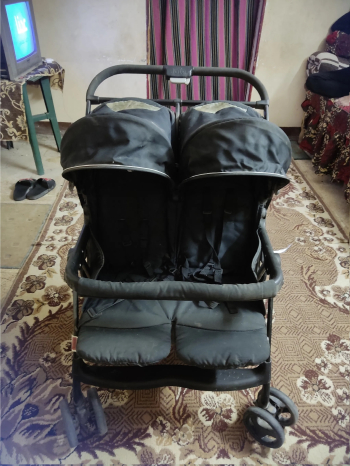 عربة أطفال مزدوجة مستعمله بحالة جيدة قابل للتفاوض