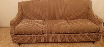 كنباية عدد 2 كل واحدة 3 مقاعد . صناعة تحت الطلب . تنجيد جيد جدا .مستعمل .