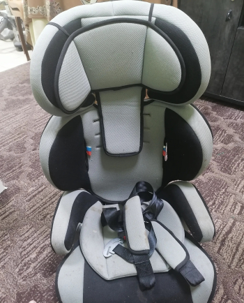 كرسي أطفال داخل السيارة
