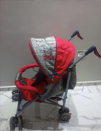 استرولر عكاز بحالة جيدة يتحمل حتى30 كيلو ثلاث سنوات ويوجد به مستوى للنوم ومستوى جلو