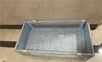 سرير صغير بحالة جيدة و فرشة تغيير للطفل ومرجوحة صغيرة