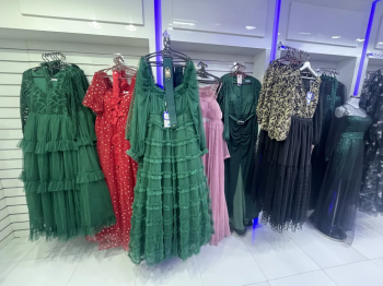 ملابس للبيع في إمارة الشارقة الإمارات