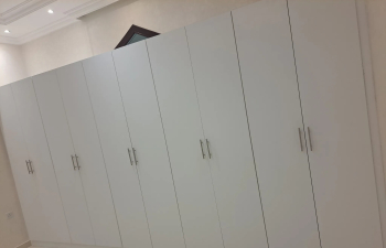 نجار لتصنيع غرف الملابس والاخشاب