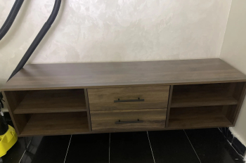 اثاث استخدام بسيط جدا مع طاولة تلفزيون