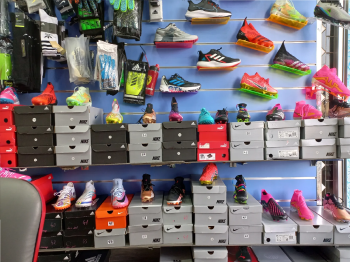 محل اسبدرينات رياضية فوتبول حذاء كرة قدم اصلي موجود عدة نمر وعدة اسعار وعدة مودلات