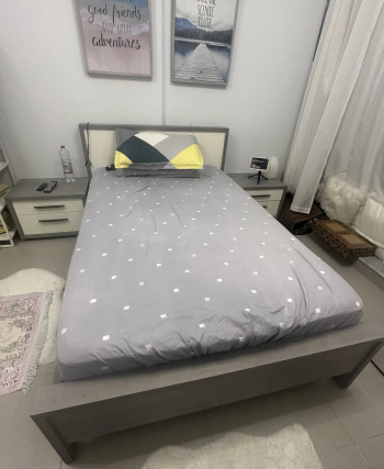 غرفة نوم كامله مع طاولة تلفزيون