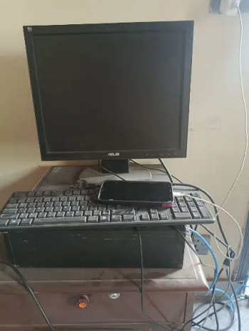4 Gb Ram 256 GB hard core i3 system with 16 inch LCD and complete item