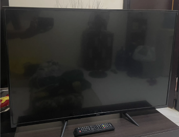 تلفزيون استخدام اسبوعين فقط ( سمارت 42 بوصة ) للبيع + طاولة مخصصة للتلفزيون خشبية جدي