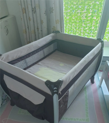 سرير أطفال من جونيورز قابل للطي والسفر