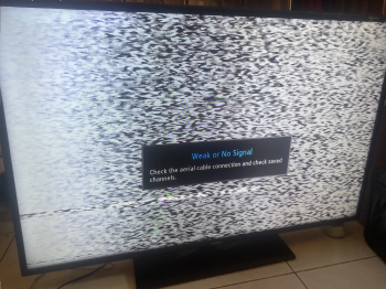 SAMSUNG LED TV 3D 55 inch screen that works perfectly fine but with issue of a line across screen