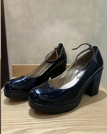 مجموعة احذية ( تتضمن جوز احذية طبية ) دولار